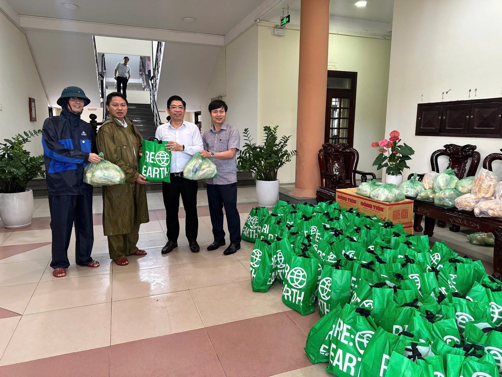 PHƯỜNG HÒA CƯỜNG THÀNH LẬP ĐOÀN CỨU TRỢ ĐƯA NHU YẾU PHẨM ĐẾN VỚI NGƯỜI DÂN VÙNG NGẬP LỤT TẠI XÃ HÒA VANG VÀ XÃ HÒA TIẾN