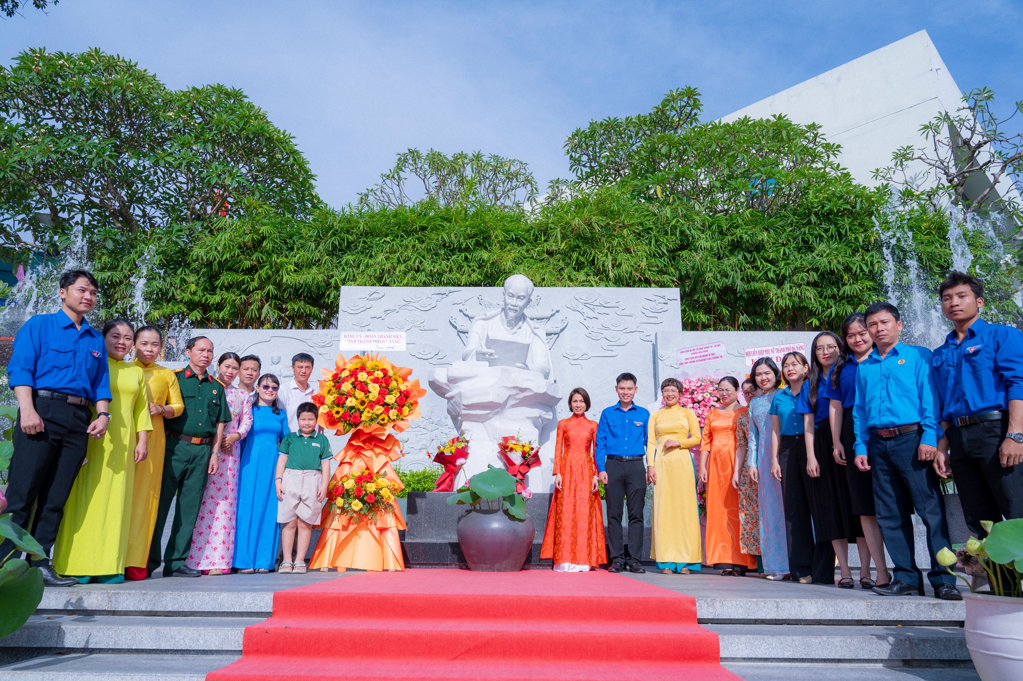 UBMTTQVN VÀ CÁC TỔ CHỨC CHÍNH TRỊ - XÃ HỘI PHƯỜNG HÒA CƯỜNG TỔ CHỨC DÂNG HOA TƯỞNG NHỚ CHỦ TỊCH HỒ CHÍ MINH
