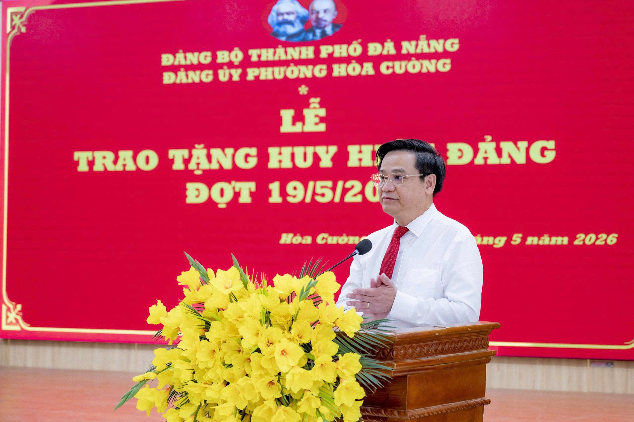 HÒA CƯỜNG: TRAO HUY HIỆU ĐẢNG CHO ĐẢNG VIÊN ĐỢT 19/5