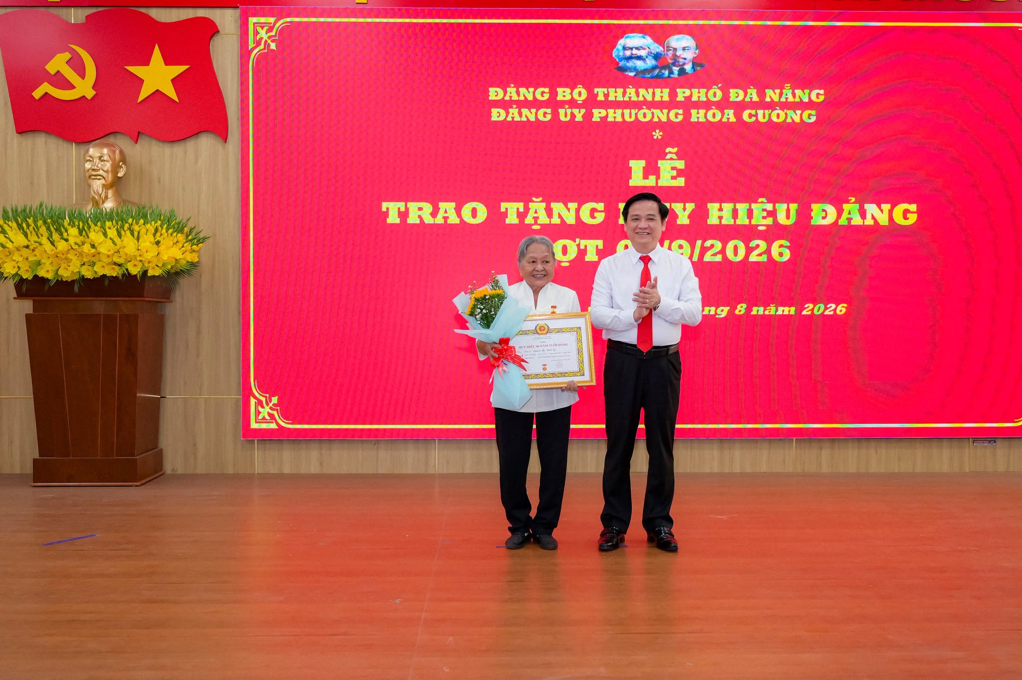 PHƯỜNG HÒA CƯỜNG TRAO TẶNG HUY HIỆU ĐẢNG ĐỢT 2/9/2026